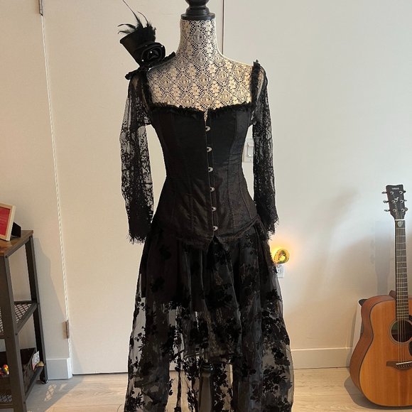 Elegant Black Lace Gothic Dress - Picture 2 of 5